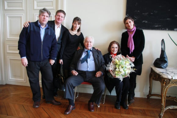 Michel Galabru, ici avec sa famille, a reçu la Grande médaille de Vermeil de la Ville de Paris des mains de Bertrand Delanoë le mardi 6 décembre 2011 à Paris