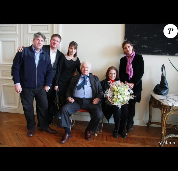 Michel Galabru, ici avec sa famille, a reçu la Grande médaille de Vermeil de la Ville de Paris des mains de Bertrand Delanoë le mardi 6 décembre 2011 à Paris