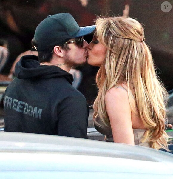 Exclusif - Prix spécial - Jennifer Lopez et Casper Smart s'embrassent sur le tournage de l'émission American Idol' à West Hollywood. Le couple est reparti ensemble en voiture. Le 25 mars2015