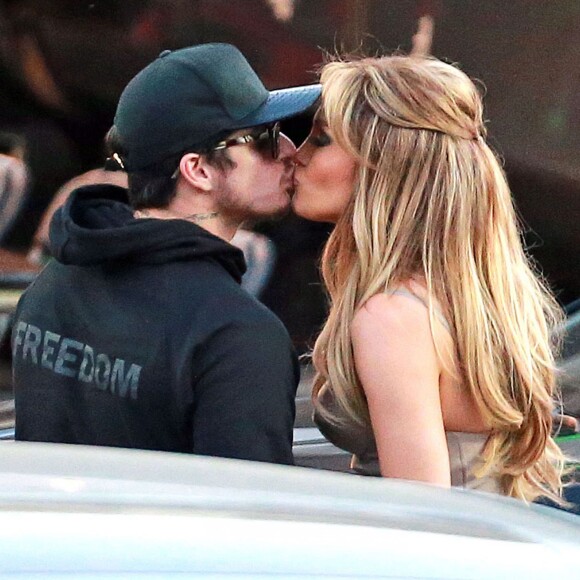 Exclusif - Prix spécial - Jennifer Lopez et Casper Smart s'embrassent sur le tournage de l'émission American Idol' à West Hollywood. Le couple est reparti ensemble en voiture. Le 25 mars2015