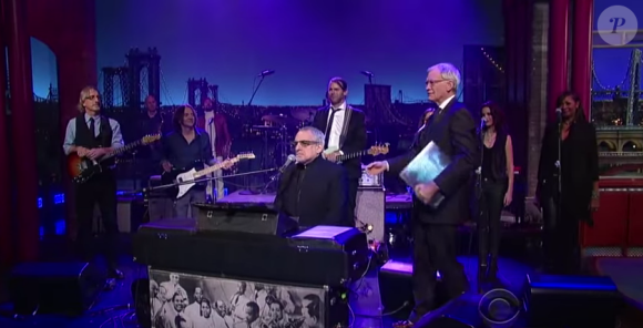 Donald Fagen dans le Late Night with David Letterman en novembre 2012, interprétant Weather In My Head, extrait de son quatrième album solo, Sunken Condos.