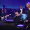Donald Fagen dans le Late Night with David Letterman en novembre 2012, interprétant Weather In My Head, extrait de son quatrième album solo, Sunken Condos.