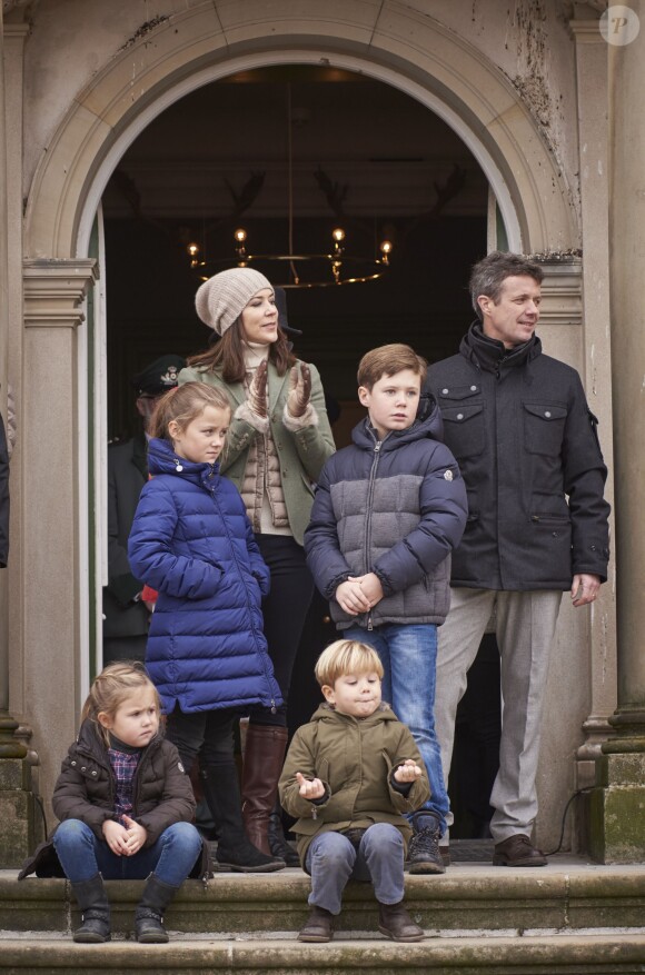 Le prince Vincent et la princesse Josephine de Danemark en famille lors de la chasse Hubertus, le 1er novembre 2015. Les jumeaux, plus jeunes des quatre enfants du prince Frederik et de la princesse Mary, fêtent le 8 janvier 2016 leurs 5 ans.