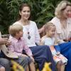 Le prince Vincent et la princesse Josephine de Danemark avec la famille royale lors de la séance photo des vacances d'été à Grasten le 25 juillet 2015. Les jumeaux, plus jeunes des quatre enfants du prince Frederik et de la princesse Mary, fêtent le 8 janvier 2016 leurs 5 ans.
