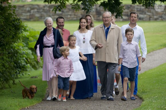 Le prince Vincent et la princesse Josephine de Danemark avec la famille royale lors de la séance photo des vacances d'été à Grasten le 25 juillet 2015. Les jumeaux, plus jeunes des quatre enfants du prince Frederik et de la princesse Mary, fêtent le 8 janvier 2016 leurs 5 ans.