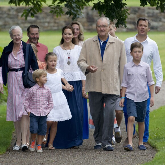 Le prince Vincent et la princesse Josephine de Danemark avec la famille royale lors de la séance photo des vacances d'été à Grasten le 25 juillet 2015. Les jumeaux, plus jeunes des quatre enfants du prince Frederik et de la princesse Mary, fêtent le 8 janvier 2016 leurs 5 ans.