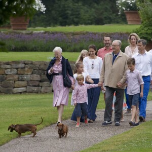 Le prince Vincent et la princesse Josephine de Danemark avec la famille royale lors de la séance photo des vacances d'été à Grasten le 25 juillet 2015. Les jumeaux, plus jeunes des quatre enfants du prince Frederik et de la princesse Mary, fêtent le 8 janvier 2016 leurs 5 ans.
