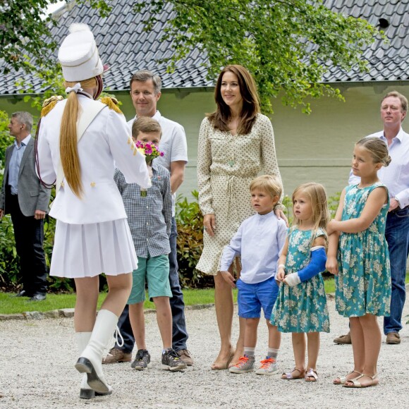 Le prince Vincent et la princesse Josephine de Danemark au château de Grasten le 19 juillet 2015 avec leurs parents Frederik et Mary, leur frère le prince Christian et leur soeur la princesse Isabella. Les jumeaux, plus jeunes des quatre enfants du prince Frederik et de la princesse Mary, fêtent le 8 janvier 2016 leurs 5 ans.