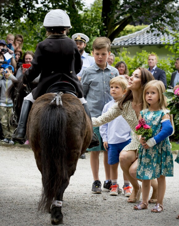 Le prince Vincent et la princesse Josephine de Danemark au château de Grasten le 19 juillet 2015 avec leurs parents Frederik et Mary, leur frère le prince Christian et leur soeur la princesse Isabella. Les jumeaux, plus jeunes des quatre enfants du prince Frederik et de la princesse Mary, fêtent le 8 janvier 2016 leurs 5 ans.