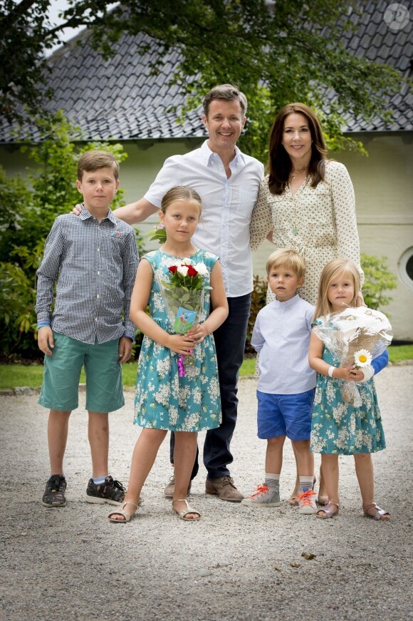 Le prince Vincent et la princesse Josephine de Danemark au château de Grasten le 19 juillet 2015 avec leurs parents Frederik et Mary, leur frère le prince Christian et leur soeur la princesse Isabella. Les jumeaux, plus jeunes des quatre enfants du prince Frederik et de la princesse Mary, fêtent le 8 janvier 2016 leurs 5 ans.