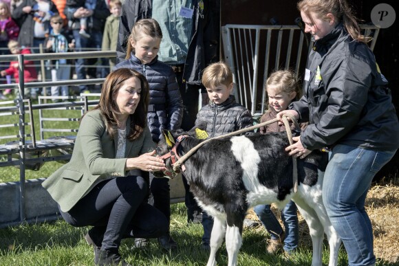 La princesse Mary, la princesse Isabella, le prince Vincent et la princesse Josephine en visite dans une ferme lors de la journée de l'écologie à Copenhague, le 19 avril 2015.
