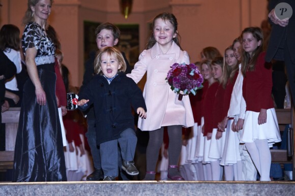 Le prince Vincent de Danemark en décembre 2012 lors d'un concert de Noël, sous l'oeil de sa soeur la princesse Isabella.