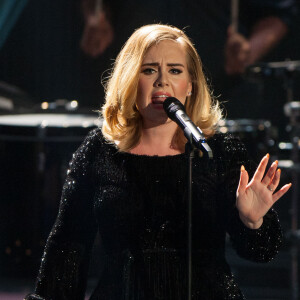 Adele se produit pour l'émission "RTL's end-of-year review '2015! Menschen, Bilder, Emotionen' à Huerth, en Allemagne, le 6 décembre 2015