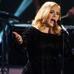 Adele se produit pour l'émission "RTL's end-of-year review '2015! Menschen, Bilder, Emotionen' à Huerth, en Allemagne, le 6 décembre 2015