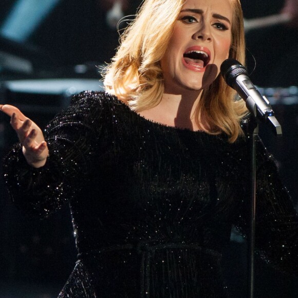 Adele se produit pour l'émission "RTL's end-of-year review '2015! Menschen, Bilder, Emotionen' à Huerth, en Allemagne, le 6 décembre 2015