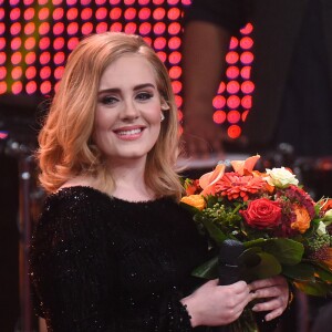 Adele se produit pour l'émission "RTL's end-of-year review '2015! Menschen, Bilder, Emotionen' à Huerth, en Allemagne, le 6 décembre 2015