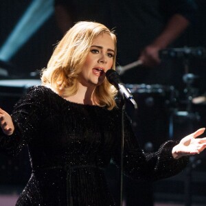 Adele se produit pour l'émission "RTL's end-of-year review '2015! Menschen, Bilder, Emotionen' à Huerth, en Allemagne, le 6 décembre 2015