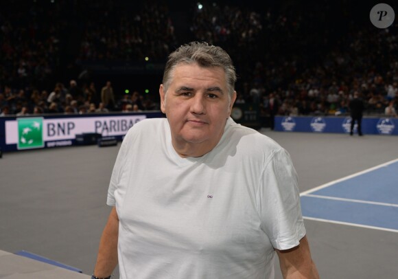 Pierre Ménès lors de la finale du BNP Paribas Masters entre Novak Djokovic et Andy Murray à l'AccorHotels Arena de Paris le 8 novembre 2015 © Veeren