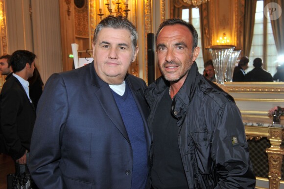Pierre Ménès avec Nikos Aliagas lors d'une soirée à l'hôtel Shangri-La de Paris, le 22 septembre 2015