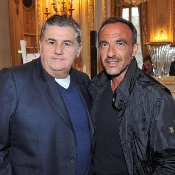 Pierre Ménès avec Nikos Aliagas lors d'une soirée à l'hôtel Shangri-La de Paris, le 22 septembre 2015