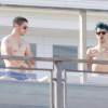 Exclusif - Les frères Nick et Joe Jonas se détendent au bord de la piscine de leur hôtel pendant leurs vacances à Saint-Barthélemy. Le 15 décembre 2015