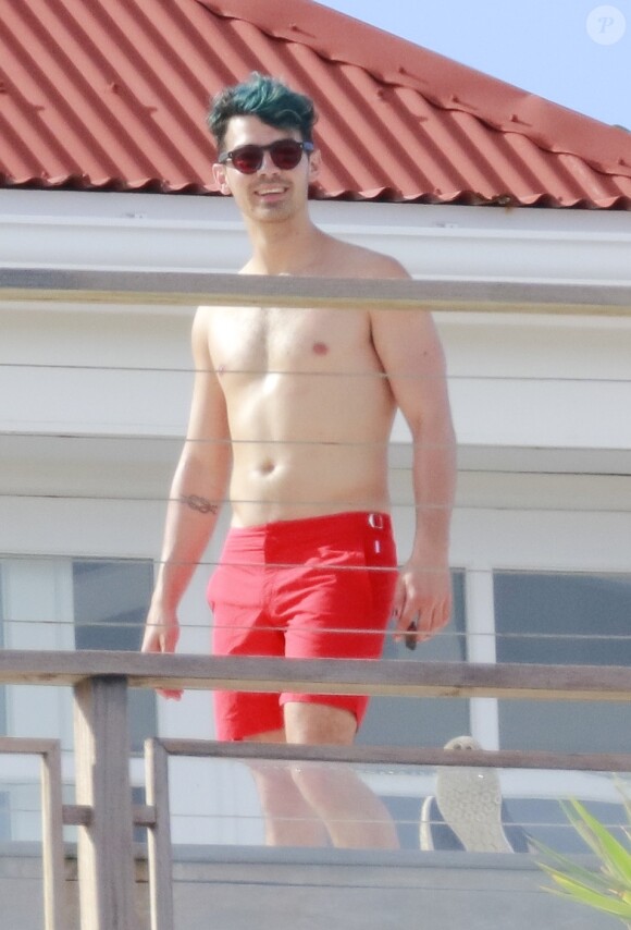 Exclusif - Les frères Nick et Joe Jonas se détendent au bord de la piscine de leur hôtel pendant leurs vacances à Saint-Barthélemy. Le 15 décembre 2015