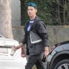 Joe Jonas (les cheveux bleus) boit un café à West Hollywood, le 8 décembre 2015.