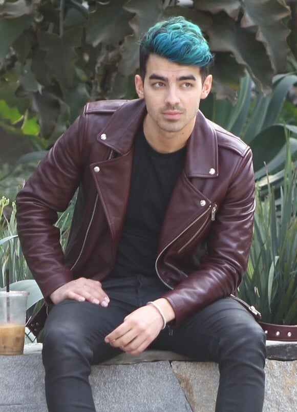 Joe Jonas, les cheveux bleus, se promène et discute avec un ami dans les rues de Los Angeles, le 24 novembre 2015