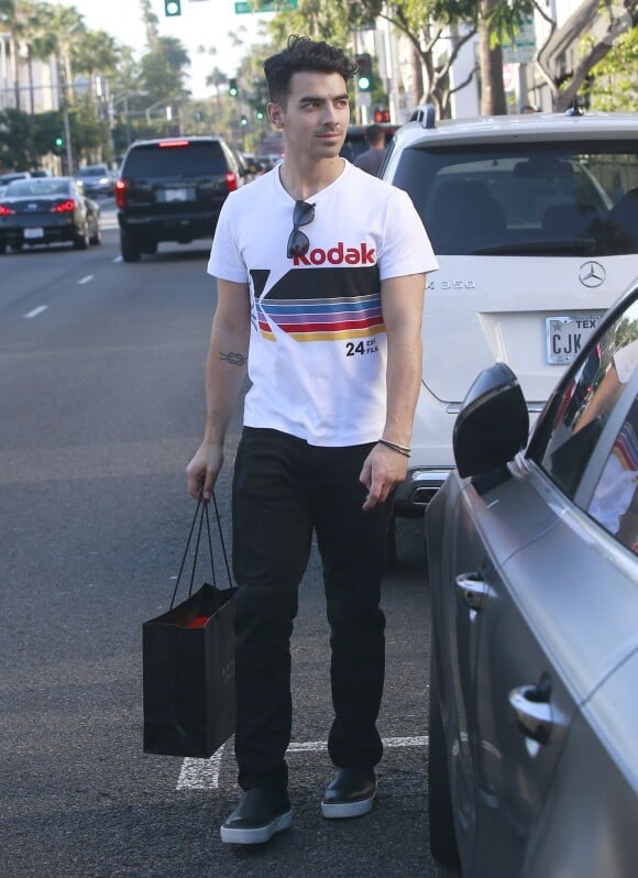 Joe Jonas porte un t-shirt Kodak dans les rues de Beverly Hills, le 26 octobre 2015.