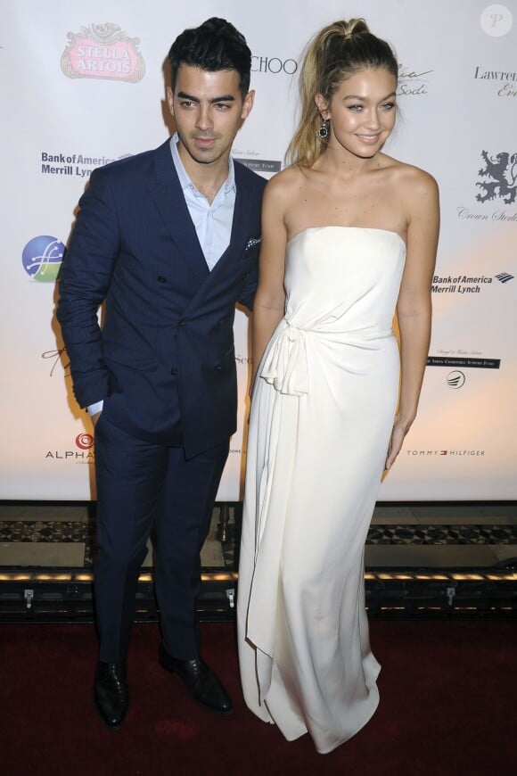 Joe Jonas et sa compagne Gigi Hadid lors du gala "Global Lyme Alliance - Uniting For A Lyme-Free World" à New York, le 8 octobre 2015