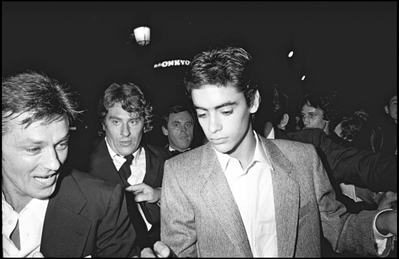 Alain Delon et son fils Anthony lors de l'avant-première du film Pour la peau d'un flic en 1981
