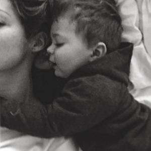 Tendre photo d'Emilie Nef Naf aux côtés son deuxième enfant, Menzo (1 an). Janvier 2016.