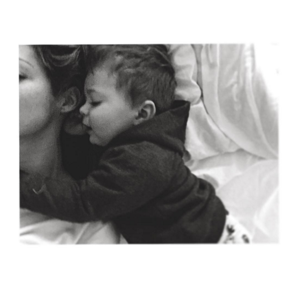 Tendre photo d'Emilie Nef Naf aux côtés son deuxième enfant, Menzo (1 an). Janvier 2016.