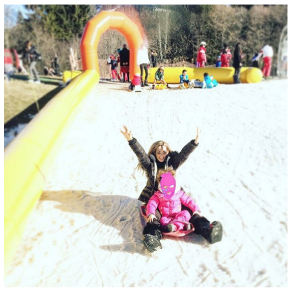 Emilie Nef Naf et sa fille Maëlla s'éclatent au ski. Décembre 2015.