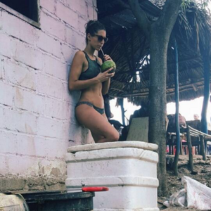 Laury Thilleman, toujours aussi sexy, lors de ses vacances en Colombie. Janvier 2016.