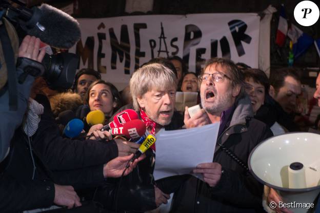 Renaud s'est joint à Christophe Alévêque et à des centaines d'anonymes place de la République à Paris le 7 janvier 2016 pour rendre hommage aux victimes des attentats terroristes, un an jour pour jour après l'attaque de Charlie Hebdo.