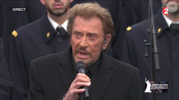 Johnny Hallyday chante "Un dimanche de janvier" en hommage aux victimes des attentats de janvier et novembre. Place de la République à Paris, le 10 janvier 2016.