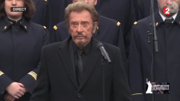 Johnny Hallyday chante "Un dimanche de janvier" en hommage aux victimes des attentats de janvier et novembre. Place de la République à Paris, le 10 janvier 2016.