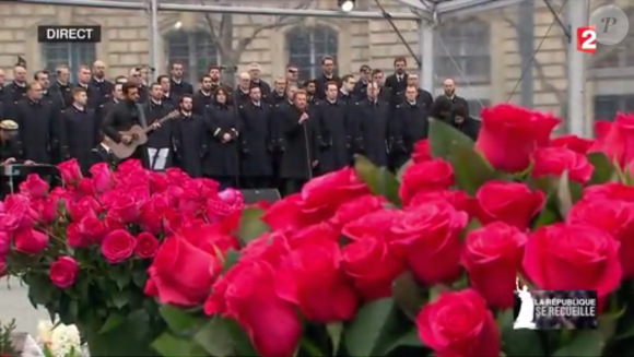 Johnny Hallyday chante "Un dimanche de janvier" en hommage aux victimes des attentats de janvier et novembre. Place de la République à Paris, le 10 janvier 2016.