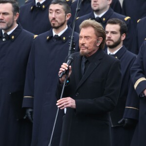 Johnny Hallyday, accompagné par Yodelice et Yarol Poupaud, chante "Un dimanche de janvier" en hommage aux victimes des attentats de janvier et novembre. Place de la République à Paris, le 10 janvier 2016.