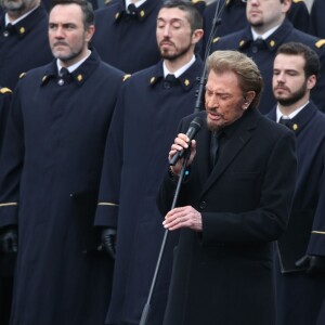 Johnny Hallyday, accompagné par Yodelice et Yarol Poupaud, chante "Un dimanche de janvier" en hommage aux victimes des attentats de janvier et novembre. Place de la République à Paris, le 10 janvier 2016.