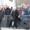 Johnny Hallyday, accompagné par Yodelice et Yarol Poupaud, chante "Un dimanche de janvier" en hommage aux victimes des attentats de janvier et novembre. Place de la République à Paris, le 10 janvier 2016.