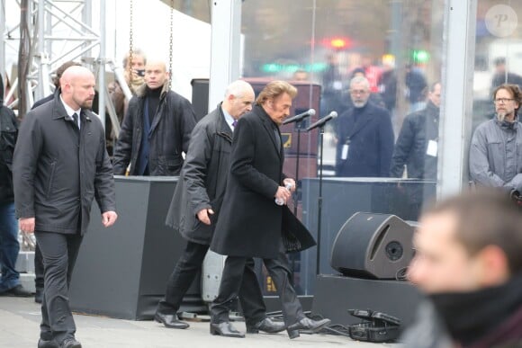 Johnny Hallyday, accompagné par Yodelice et Yarol Poupaud, chante "Un dimanche de janvier" en hommage aux victimes des attentats de janvier et novembre. Place de la République à Paris, le 10 janvier 2016.