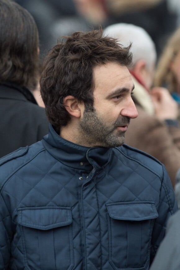 Mathieu Madénian - Hommage aux victimes des attentats de janvier et novembre. Place de la République à Paris, le 10 janvier 2016.