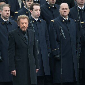 Johnny Hallyday, accompagné par Yodelice et Yarol Poupaud, chante "Un dimanche de janvier" en hommage aux victimes des attentats de janvier et novembre. Place de la République à Paris, le 10 janvier 2016.
