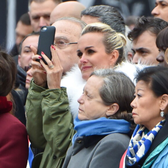 Laeticia Hallyday lors de l'hommage rendu aux victimes des attentats de janvier et de novembre 2015, place de la République à Paris, le 10 janvier 2016. ©Lionel Urman/Bestimage