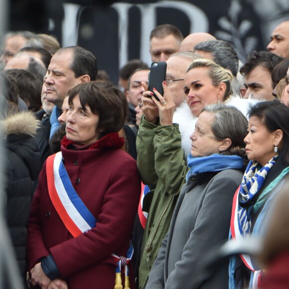 Laeticia Hallyday lors de l'hommage rendu aux victimes des attentats de janvier et de novembre 2015, place de la République à Paris, le 10 janvier 2016. ©Lionel Urman/Bestimage