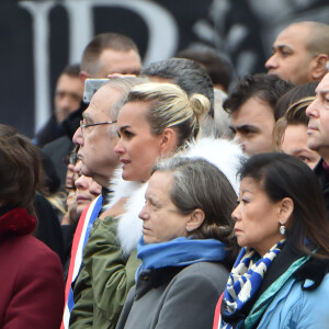 Laeticia Hallyday lors de l'hommage rendu aux victimes des attentats de janvier et de novembre 2015, place de la République à Paris, le 10 janvier 2016. ©Lionel Urman/Bestimage