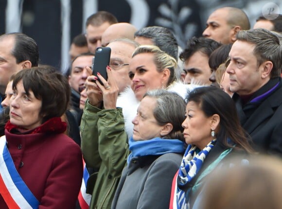 Laeticia Hallyday lors de l'hommage rendu aux victimes des attentats de janvier et de novembre 2015, place de la République à Paris, le 10 janvier 2016. ©Lionel Urman/Bestimage