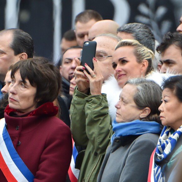 Laeticia Hallyday lors de l'hommage rendu aux victimes des attentats de janvier et de novembre 2015, place de la République à Paris, le 10 janvier 2016. ©Lionel Urman/Bestimage